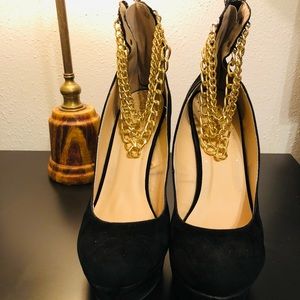 Size: 10, black, 5-1/2in. heel, gold chain strap